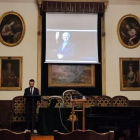 Alberto Velasco durante la lectura de su discurso de ingreso.