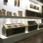 Els sarcòfegs de les monges de Sixena provinents del Museu de Lleida protegits amb vitrines als dormitoris del Monestir de Sixena.