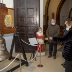 Montserrat Delmás, observant la campana que han donat com a homenatge als seus pares.