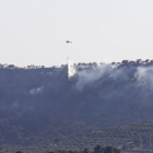 Un helicóptero apagando el incendio en Bovera en 2019.