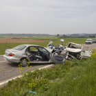 Vista de los dos vehículos implicados ayer en la colisión frontal en la C-26 en Balaguer. 