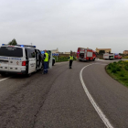 Un camión de mercancías peligrosas cortó una carretera en Binéfar.
