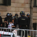 Protesta d’estudiants - Estudiants es van encadenar ahir a la delegació de l’Estat a Barcelona en el marc d’una protesta contra la sentència del 25% de castellà, convocada pel Sindicat d’Estudiants dels Països Catalans. Els Mossos van h ...