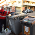 Un vecino de La Seu, tirando la basura en uno de los contenedores de fracción resto que se sustituirán.