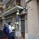 Un operario retirando las placas franquistas con el yugo y las flechas que todavía quedaban en varios edificios en octubre de 2020. 