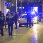 Agentes de la Urbana en la calle Lluís Roca junto a un vehículo que inspeccionaron tras el altercado. 