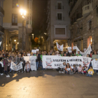 Els manifestants van acudir a la protesta amb nombrosos cartells contra el govern municipal.