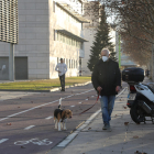 Un ciutadà passeja amb el seu gos pel campus de la UdL a Cappont.