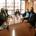 El director de la Agència Catalana del Consum, Francesc Sutrias, con el delegado del Govern en Lleida, Bernat Solé, y otros responsables de la ACC y del Departamento de Empresa