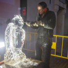 Armado con motosierra y otros instrumentos, Jordi Claramunt esculpió un búho efímero en hielo.