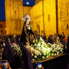 La procesión del Sant Enterrament de La Seu d’Urgell partió de la plaza Dels Oms, delante de la catedral. 