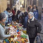 Els estands es van ubicar sota els pòrtics de la plaça Major.