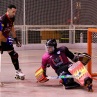 Xavi Aragonès pugna amb Adrià Ballart davant la mirada de tota la banqueta lleidatana.