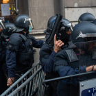 Mossos durante los altercados de la Diada de 2021.