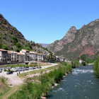 Vista del poble de Gerri de la Sal, al costat del riu Noguera Pallaresa.