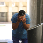 Un home refrescant-se ahir a la tarda en una font de la capital del Segrià.