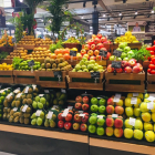Imagen de archivo del lineal de un supermercado con algunas frutas  empaquetadas.