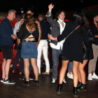 Personas bailando en una discoteca.