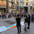 Concentración contra la LGTBIfobia en la plaza de la Paeria.