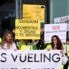 Vueling cancela una treintena de vuelos en el Prat por la huelga de tripulantes de cabina