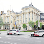 Dos taxis en la parada ante la estación de trenes.  