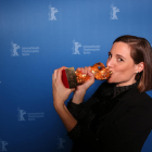 Carla Simón amb el preuat Os d’Or de la Berlinale.