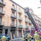 Serveis d’emergències en l’incendi que va tenir lloc dijous al carrer Sant Ruf.