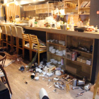 Les destrosses que el terratrèmol va causar en un restaurant.