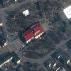 Imagen satelital del teatro de Mariúpol en la que se ve a sus costados la palabra ‘niños’ escrita en ruso.