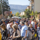Les aus van omplir de color el recinte firal de Vilanova de Meià. A la dreta, un comprador pagant per l’adquisició de perdius.