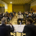 La reunión de los vecinos con las empresas tuvo lugar en el gimnasio del colegio Ciutat Jardí. 