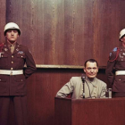 Hermann Wilhelm Göring en el banquillo de los acusados en una sesión en los juicios de Núremberg. 