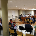 Los once acusados de tráfico de drogas, en la Audiencia de Lleida, durante el juicio en el que se ha llegado a una conformidad. Algunos de los acusados han tenido que sentarse al final de la sala, a la izquierda.