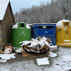 Cartón y otros residuos fuera de los contenedores en Aubèrt.