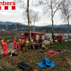 Els Bombers treballen en l’accident de Vilanova del Vallès.