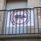 Pancarta contra la granja en un balcón de El Canós. 