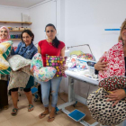 La gerente de Cartaes con las encargadas de la confección mostrando las creaciones.