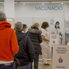 Persones fent cua per vacunar-se a Lleida.