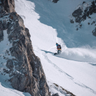 Un dels participants de snowboard mentre baixa pel Baciver.
