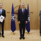 Los embajadores finés y sueco junto al secretario general de la OTAN, Jens Stoltenberg.