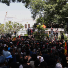 Masiva protesta ayer frente a la oficina del primer ministro.