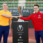 Alexia Putellas con Amanda Sampedro, capitanas de ambos equipos.