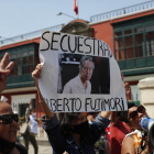 Simpatizantes de Alberto Fujimori ayer ante el Constitucional.