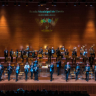 La Banda Municipal de Lleida, dirigida por Amadeu Urrea, ayer también con baile en el escenario.