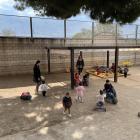 Niños de la escuela ‘bressol’ Bordeta jugando en el patio.