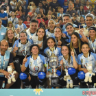 Argentina, amb Agudo, Julieta, Silva i Vale, posant amb la copa.