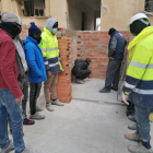 Los aprendices de albañiles, haciendo prácticas en Gardeny.