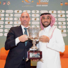 Luis Rubiales i el príncep Abdulaziz bin Turki al-Faisal, amb el trofeu de la Supercopa.