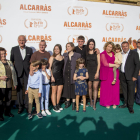 La directora de Alcarràs, Carla Simón, y el elenco de actores en el preestreno de la película.