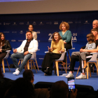 La directora Carla Simón, ayer en el Festival de Málaga rodeada por siete de las estrellas de ‘Alcarràs’.